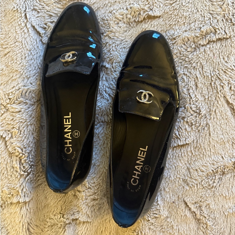 CHANEL Shiny Black Loafers with Logo Accent
